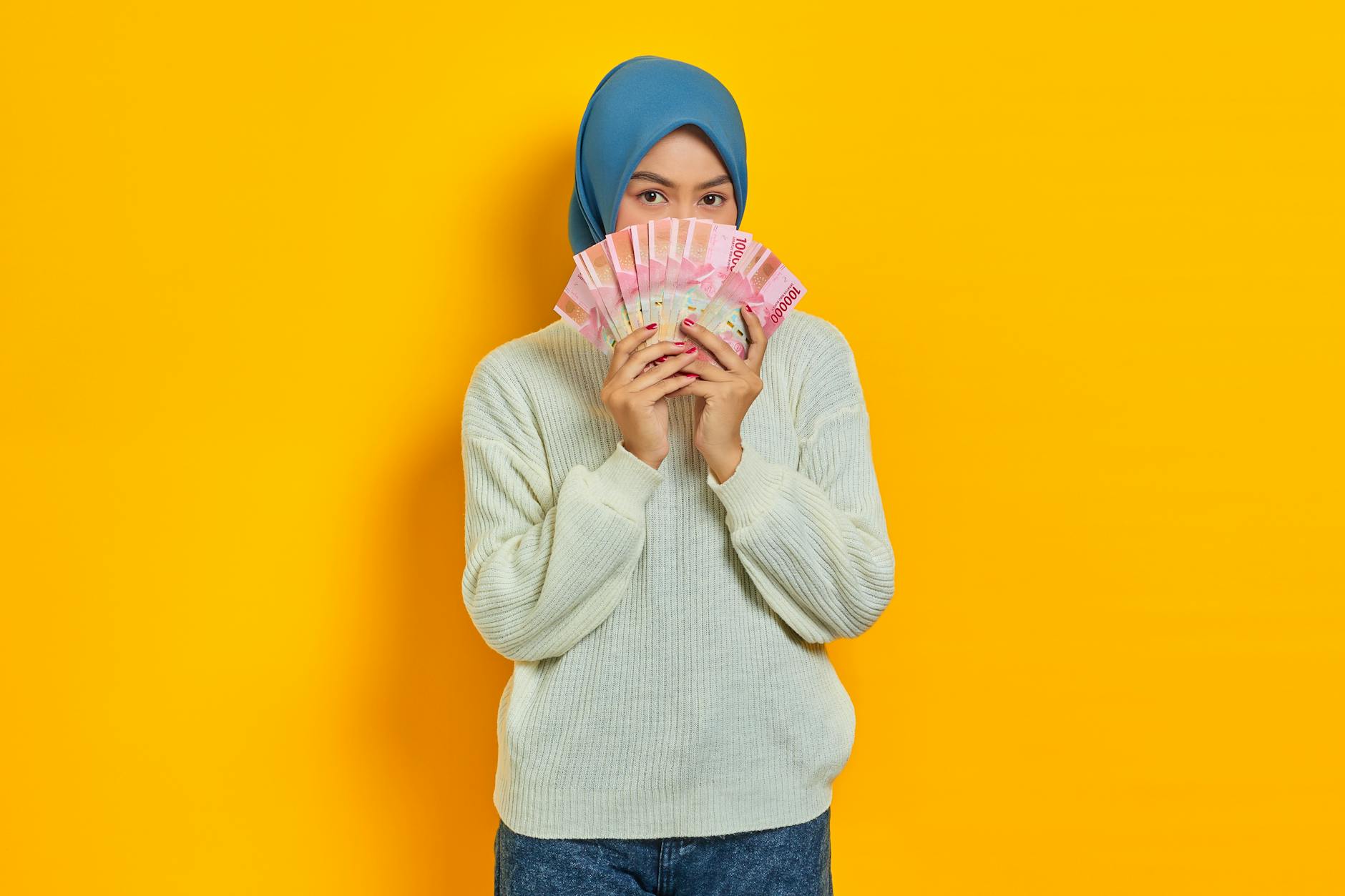 Anak muda memantau keuangan pribadi secara online