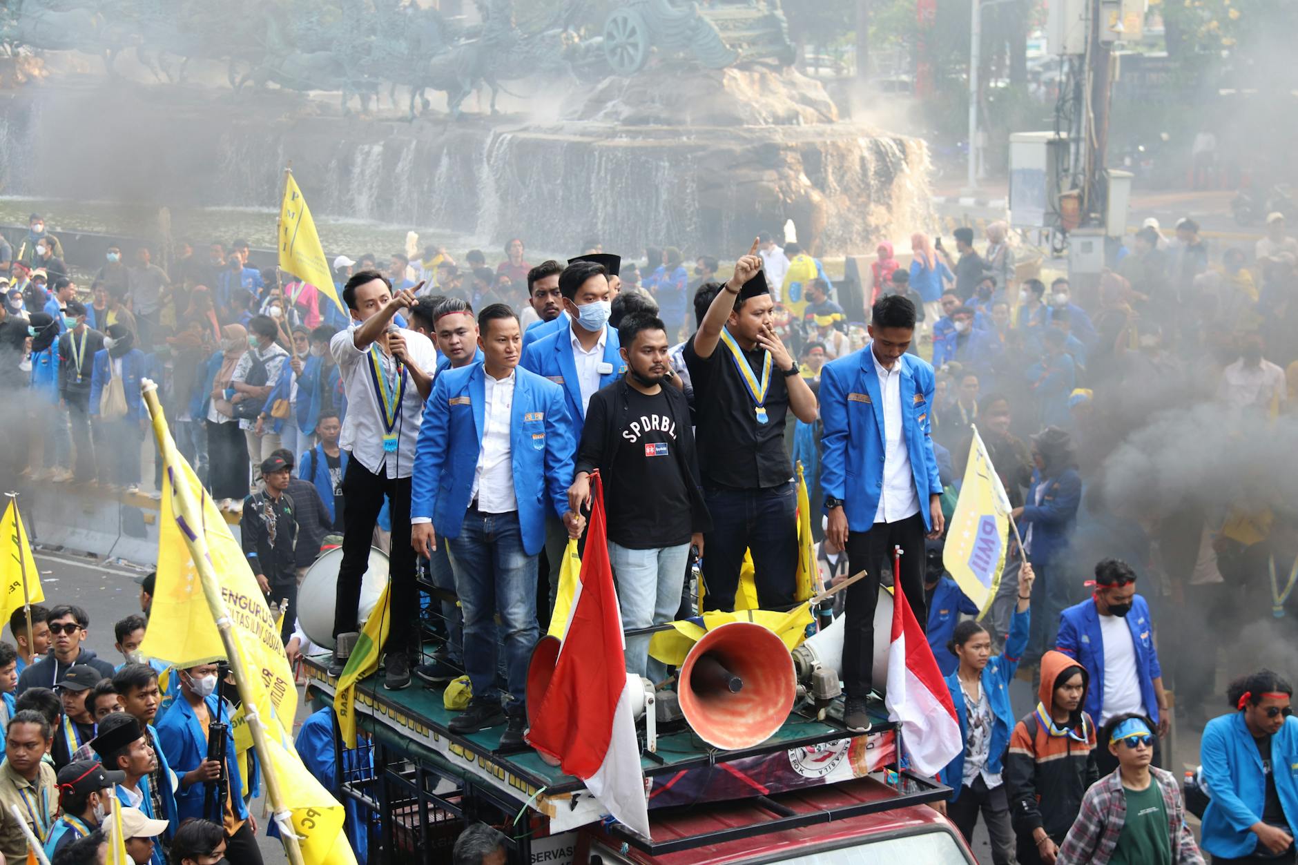 Pemuda memimpin dengan semangat moral, menggambarkan penguatan jiwa kepemimpinan berbasis nilai etika.