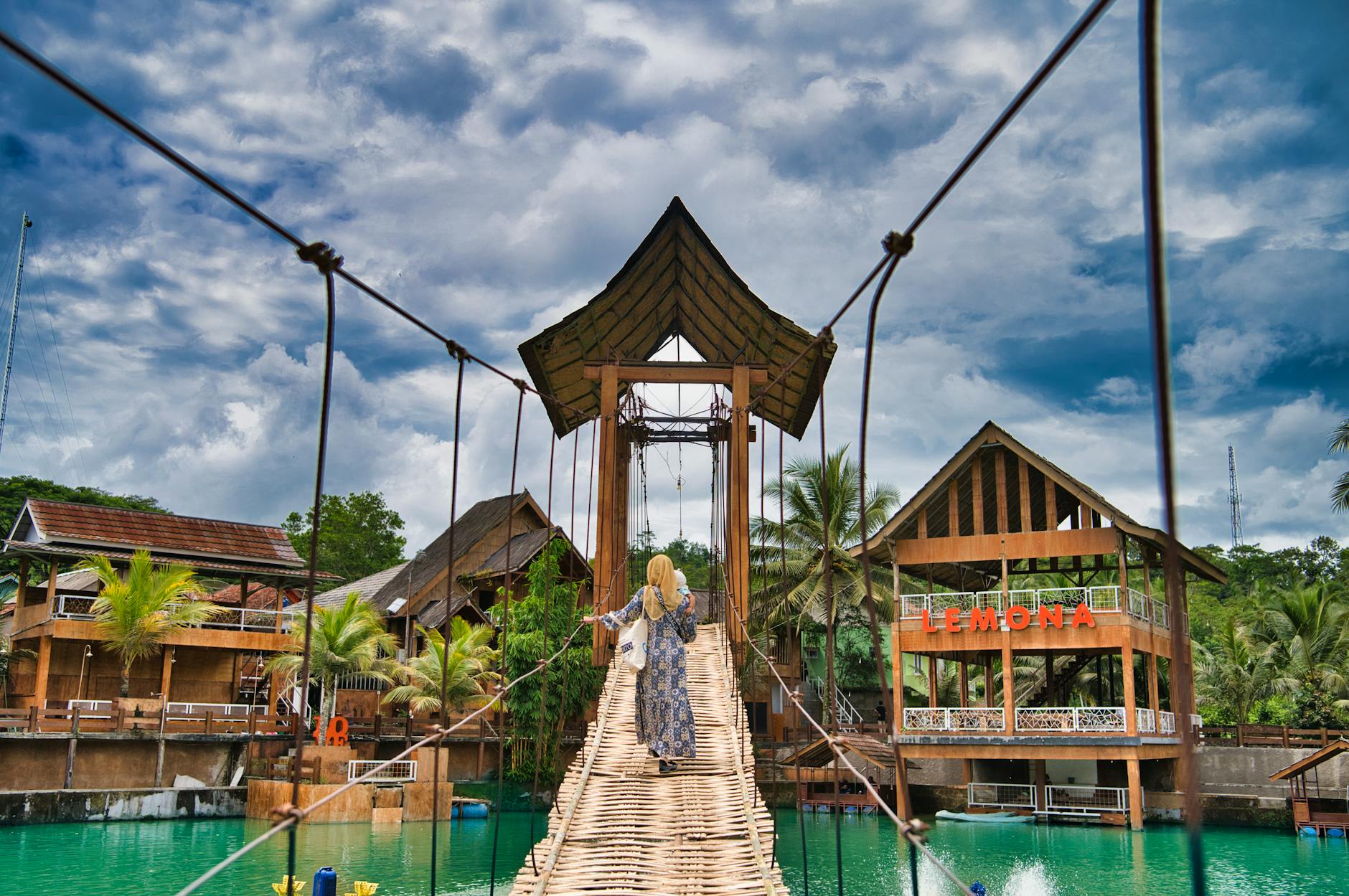 Pemandangan alam indah di destinasi wisata populer