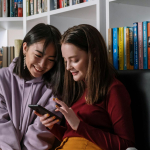 Gen Z memantau pengeluaran dengan aplikasi keuangan ponsel