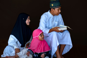 Ilustrasi edukasi hak anak dan perempuan menurut hukum Islam, menekankan keadilan dan perlindungan.