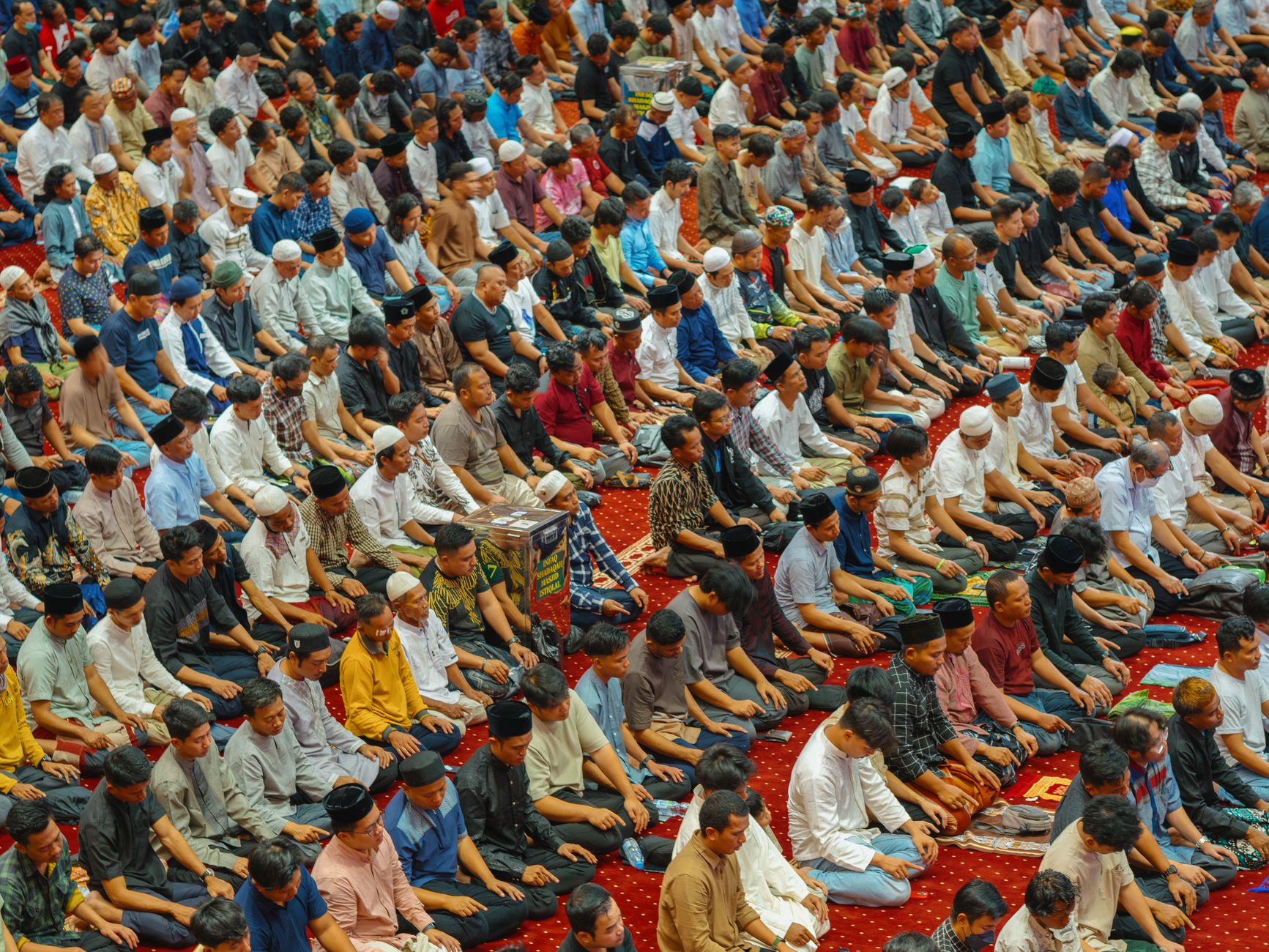 Orang beragam berdoa bersama melambangkan toleransi antarumat beragama sebagai perekat kebangsaan.