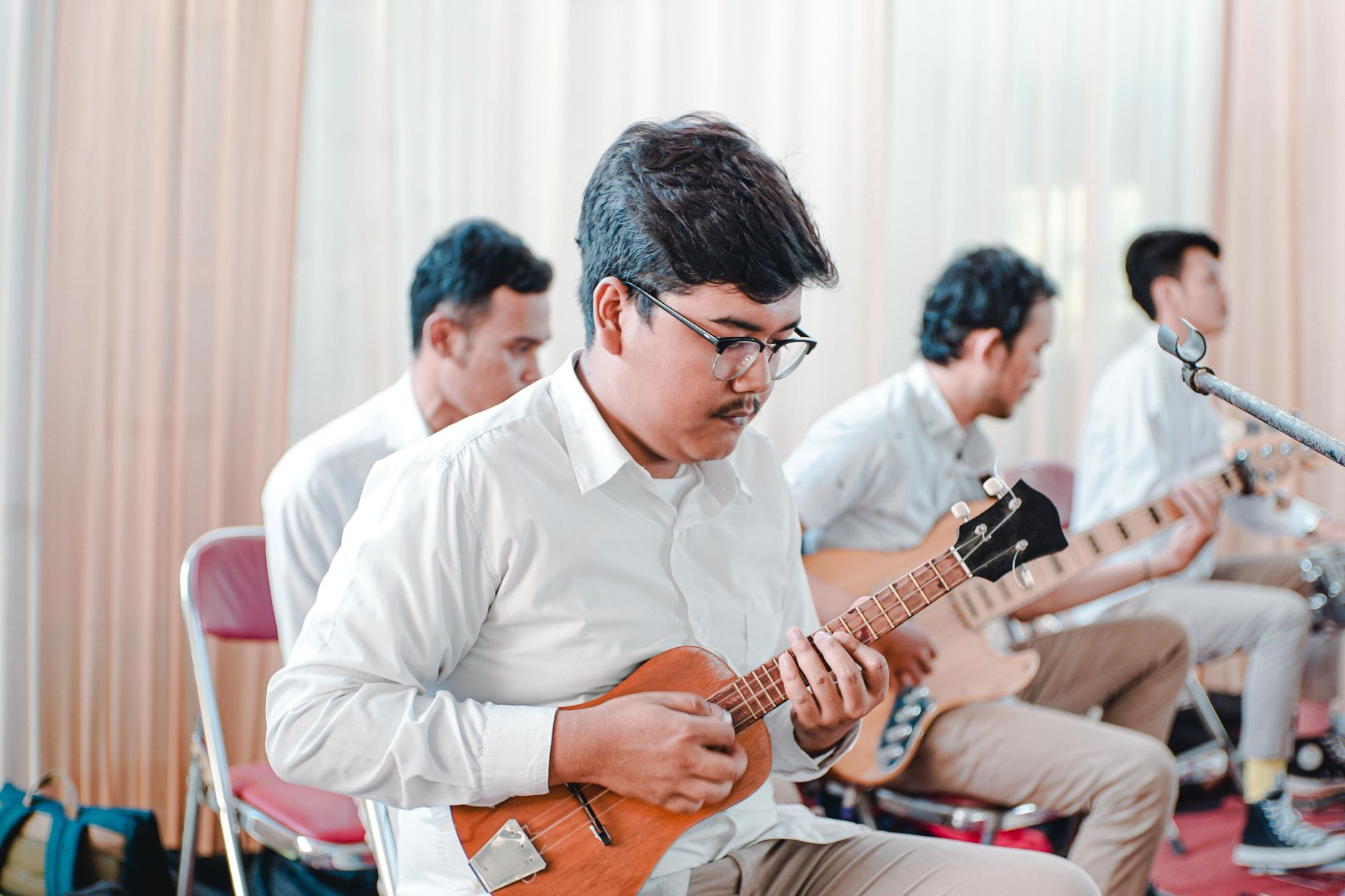 Komunitas musik positif membentuk nilai moral melalui kolaborasi, inspirasi, dan kegiatan edukatif.