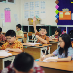Guru memimpin kelas dengan metode kreatif, menginspirasi siswa melalui inovasi pembelajaran.