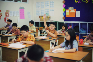 Guru memimpin kelas dengan metode kreatif, menginspirasi siswa melalui inovasi pembelajaran.