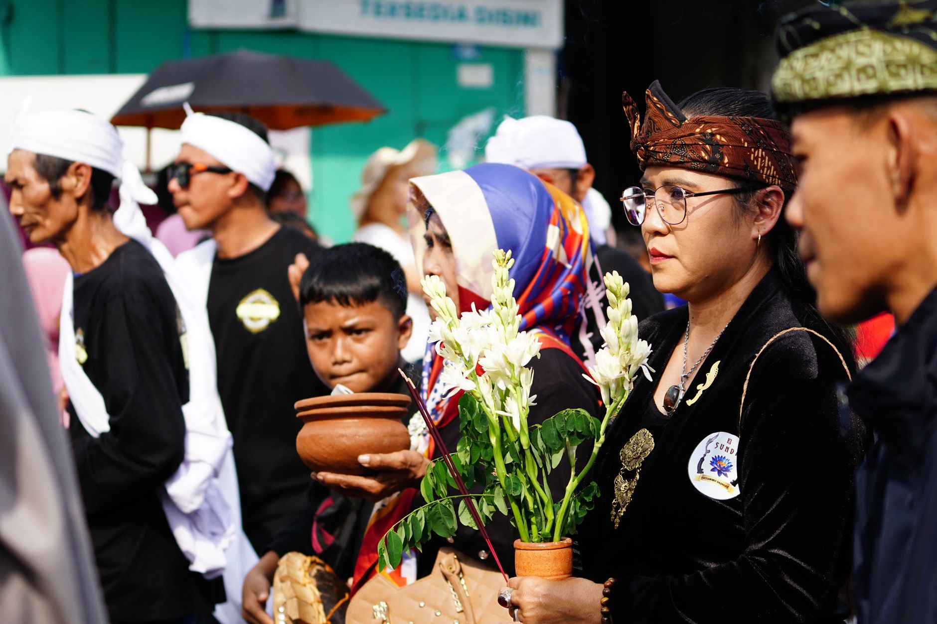 Anggota organisasi masyarakat berdiskusi bersama mempromosikan kerukunan beragama di ruang publik