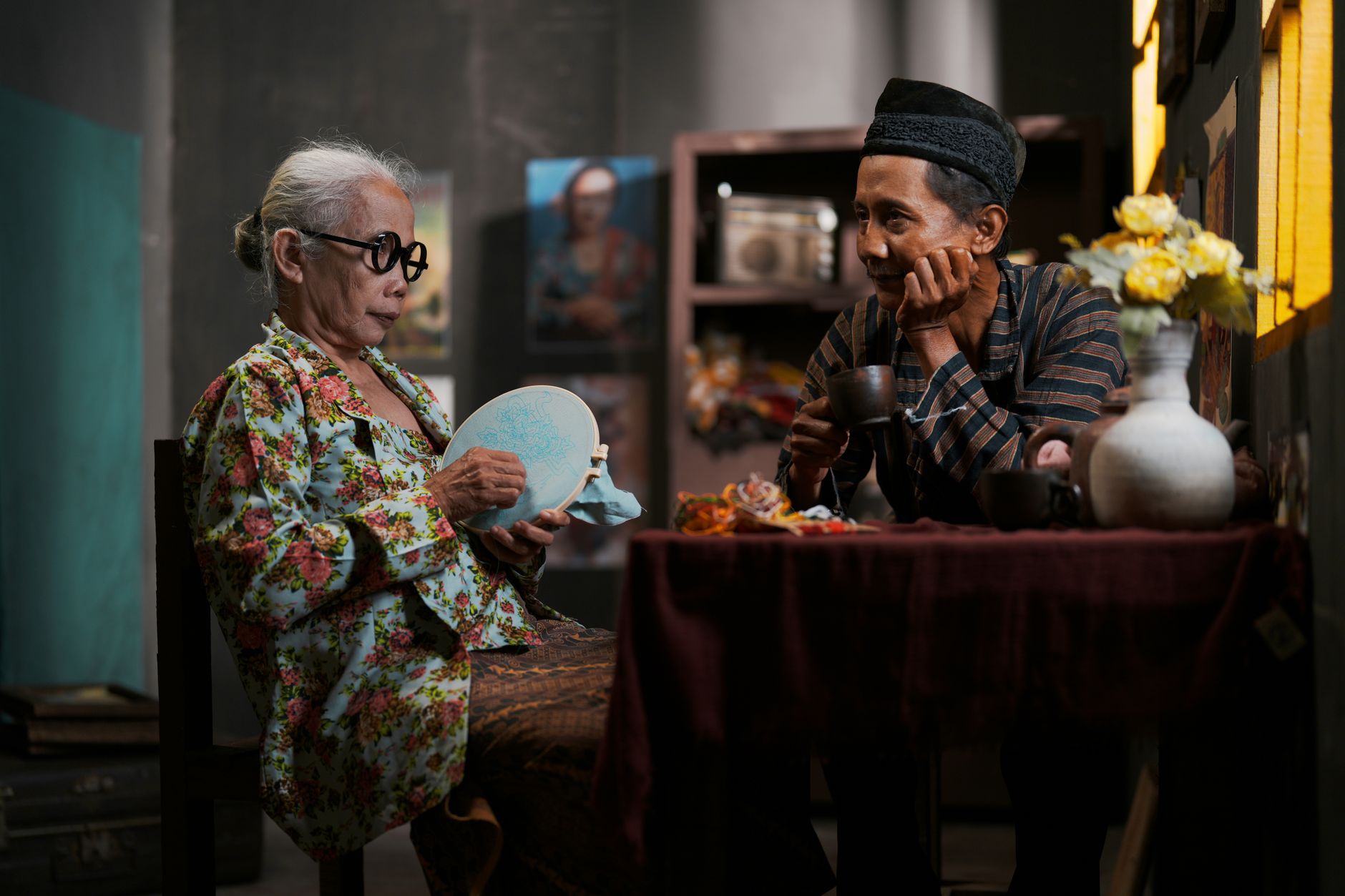 Lansia belajar menggunakan smartphone dengan panduan aman dan mudah, meningkatkan koneksi sosial